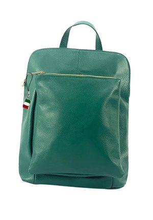 Grüner Leder-Rucksack mit strukturiertem Finish, einer Reißverschluss-Vortasche und einem Tragegriff an der Oberseite. Verfügt über goldene Hardware und ein kleines dreifarbigen Etikett.
