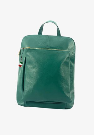 Groene leren rugzak met een textuur afwerking, een ritsvak aan de voorkant en een bovenhandgreep. Voorzien van gouden hardware en een klein driekleurig label.