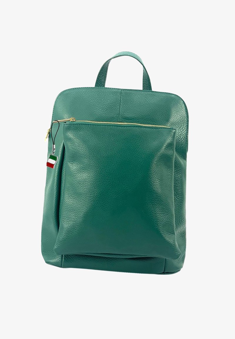 Groene leren rugzak met een textuur afwerking, een ritsvak aan de voorkant en een bovenhandgreep. Voorzien van gouden hardware en een klein driekleurig label.