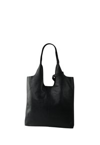 Zwarte leren tote bag met een gestructureerde afwerking, open bovenkant en twee lange handvatten; heeft een minimalistisch ontwerp zonder zichtbare hardware.