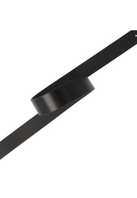 Cinturón de cuero negro con una correa plana y una hebilla circular; textura suave, perfil delgado, diseño simple.