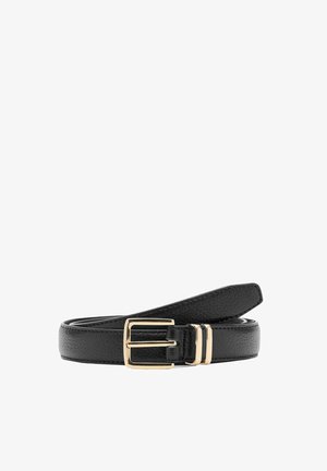 Zwarte leren riem opgerold met een gouden rechthoekige gesp en twee gouden riemlussen op een witte achtergrond.