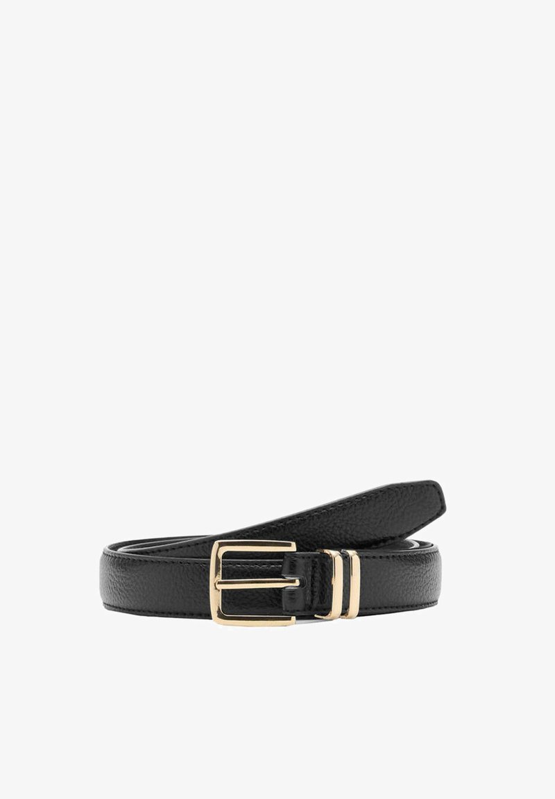 Ceinture en cuir noir roulée avec une boucle rectangulaire dorée et deux passants dorés sur un fond blanc.
