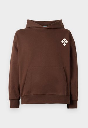 Felpa cappuccio marrone con tasca a marsupio frontale e un piccolo emblema bianco a forma di croce sulla parte superiore sinistra del petto.