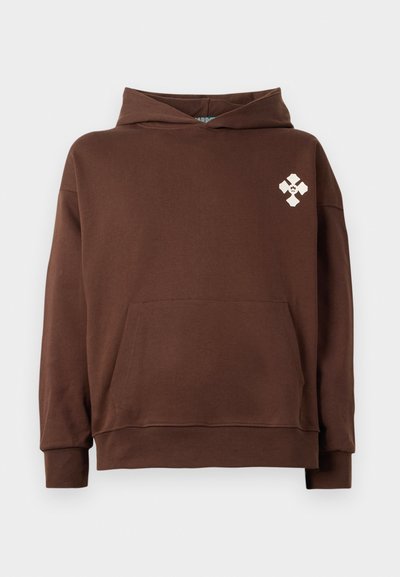 Felpa cappuccio marrone con tasca a marsupio frontale e un piccolo emblema bianco a forma di croce sulla parte superiore sinistra del petto.