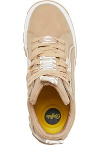 Baskets montantes en daim beige avec des accents crème, lacets plats, col rembourré et une semelle intérieure jaune avec un logo noir. Motifs audacieux sur les côtés.