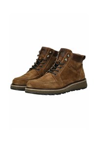 Botas de tobillo de ante marrón con detalles en cuero marrón, puntera redonda, diseño de cordones y suela de goma texturizada con relieve para agarre.