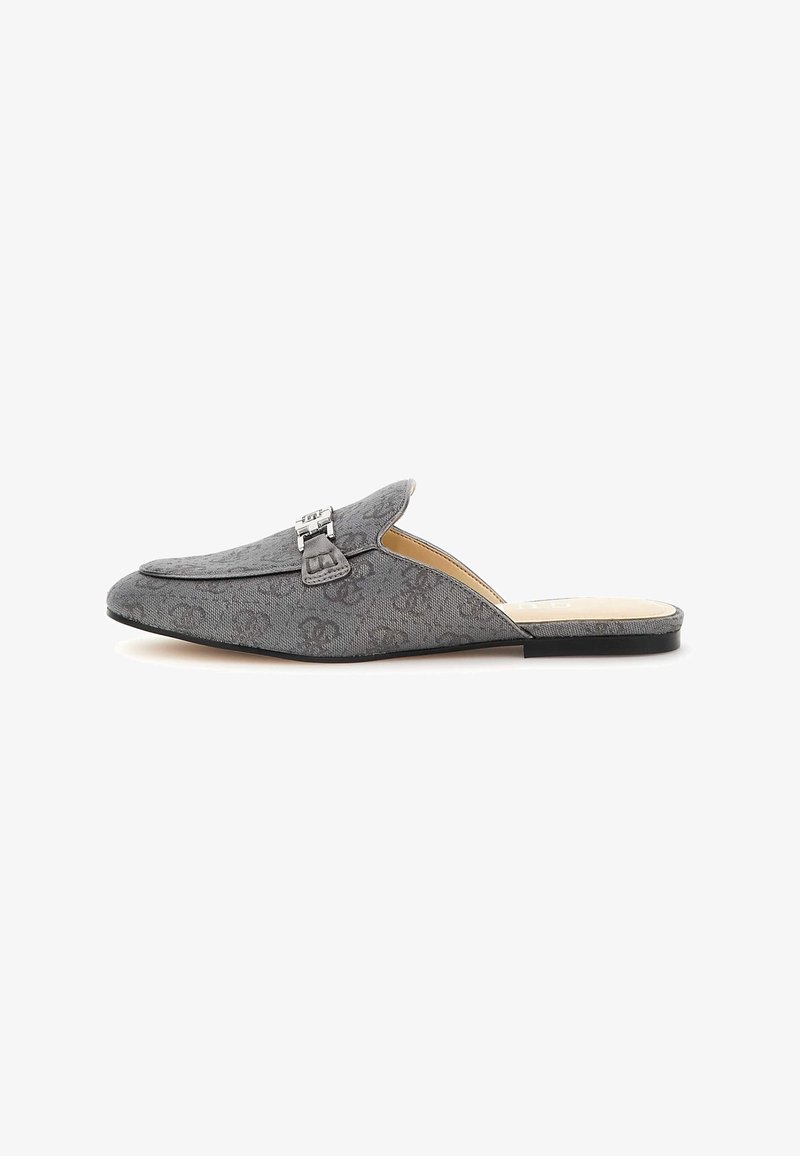 Chaussure mule grise à enfiler avec un tissu à motif subtil, détail de boucle argentée sur le dessus et semelle plate noire.
