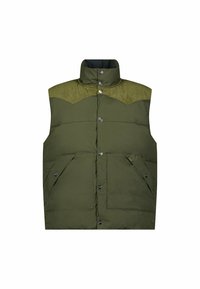 Gilet imbottito verde oliva con colletto alto, yoke in corduroy testurizzato sulle spalle, quattro tasche frontali e chiusura con bottoni a pressione.