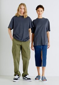 Jack & Jones PREMIUM JPRBLAHARVEY TEE UNISEX - Paprasti marškinėliai - asphalt