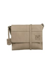 Borsa a spalla in pelle beige con chiusura a patta frontale, logo impresso, tracolla regolabile e etichetta. Presenta una texture liscia e un design minimalista.