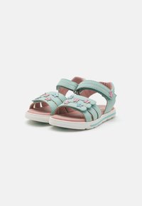 Sandali in pelle azzurri con due cinghie regolabili, fodera interna rosa e applicazioni decorative a forma di stella in rosa e blu sulla parte superiore.