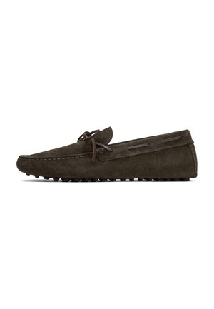 Mocassin homme en daim brun foncé avec couture mocassin, détail lacé sur le dessus et semelle en caoutchouc granuleuse pour une bonne adhérence, vu de côté.