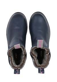 Bottines en cuir marine avec une doublure en fourrure douce, bout arrondi et tirants avec des accents roses sur un fond gris.