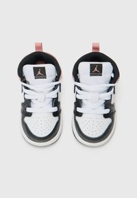 Fehér és fekete sneaker, bőr és hálós kialakítással. Rózsaszín kiegészítők, kerek orr, perforált részletek és lapos fehér cipőfűzők jellemzik.