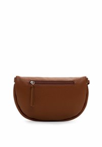 Hnědá kožená kabelka přes rameno s texturovaným povrchem, zakřiveným tvarem, horním zipem a přední kapsou na zip s ozdobnou střapcem.