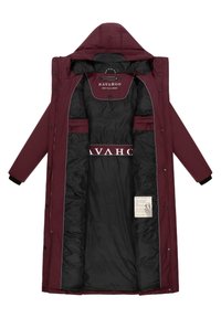 Bordeaux, lang parka med hætte. Sort indvendig foring, grå kantbånd og flere indvendige lommer. Har fastgjort plejelabel.