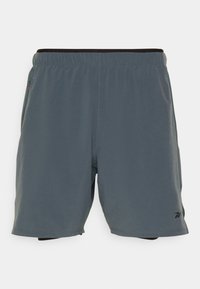 Grå sportshorts med elastisk midja, inre foder och sidoficka. Slät yta med subtilt varumärke vid fållen.