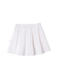 Witte katoenen skort met een smocktailie, geplooid ontwerp en een uitlopende vorm. De stof lijkt soepel en lichtgewicht.