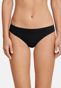 Schwarze Bikinihose aus strukturiertem Stoff, mit einem breiten Bund und moderater Abdeckung. Glatte Kanten und minimale Nähte.