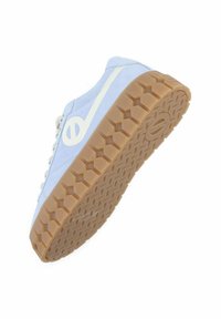 Baskets bleu clair avec des accents blancs, tige texturée, bout rond et semelle en caoutchouc à motif pour une meilleure adhérence. Fermeture à lacets visible.