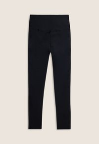 Leggings negros hechos de una tela suave y elástica con una cintura alta y una silueta ajustada; sin patrones ni adornos visibles.