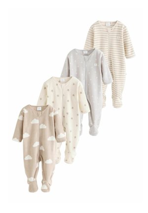 Quattro tutine con piedi per neonati nei colori beige, crema, grigio e bianco sporco con motivi di nuvole, stelle, pois e righe.