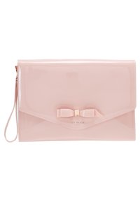 Pochette en cuir verni rose avec un accent nœud, une quincaillerie dorée et une fermeture éclair. Texture lisse et forme rectangulaire. Logo centré sur le devant.