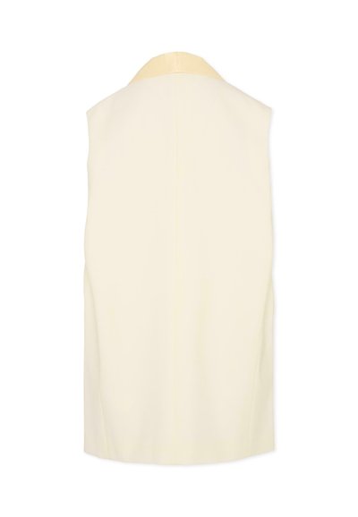 Bezrękawnik w kremowym kolorze z kontrastującym jasnżółtym kołnierzem, o gładkiej fakturze i dopasowanym kroju, z widocznym przeszyciem wzdłuż szwów.