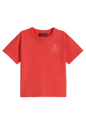 Czerwony T-shirt z krótkim rękawem, okrągłym dekoltem i małym białym logo "Lobster Club" na lewej piersi od Marc O'Polo.