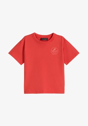 Rotes kurzärmeliges T-Shirt mit rundem Ausschnitt und kleinem weißem "Lobster Club"-Logo auf der linken Brust von Marc O'Polo.