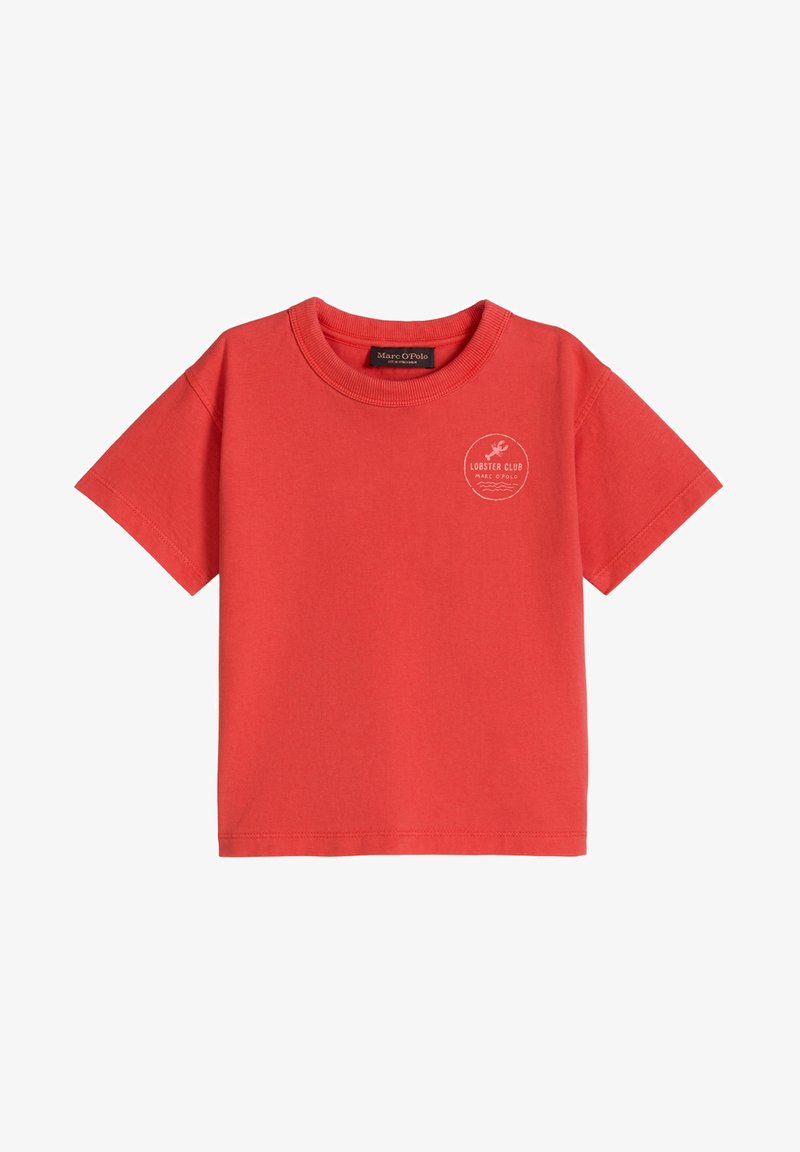 T-shirt rouge à manches courtes avec encolure ronde et petit logo blanc "Lobster Club" sur la poitrine gauche par Marc O'Polo.