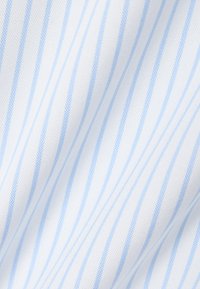 Tessuto di cotone leggero con una texture liscia; presenta strisce verticali alternate blu e bianche di larghezze variabili.