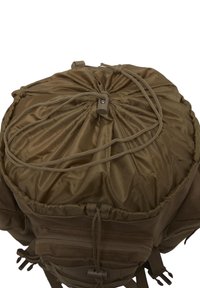 Sac à dos marron avec cordon de serrage et poche avant zippée, vu de dessus sur fond blanc.