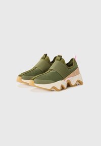 Olivgrüne Slip-On-Sneaker mit Mesh-Obermaterial, elastischen Bändern, rosa Akzenten und einer massiven, gewellten Gummisohle. Leichtgewichtiges und flexibles Design.
