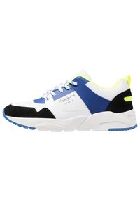 Sneaker sportive bianche con accenti blu e neri, caratterizzate da una parte superiore testurizzata, perforazioni e dettagli verde neon sul tallone e sulla linguetta.