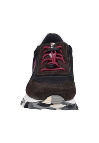 Ciemnobrązowe zamszowe sneakersy z czarną siateczką, różowymi sznurówkami, szarym kamuflażowym podeszwą i białymi akcentami. Widok z przodu ukazujący detale szycia.