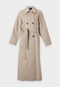 Long manteau en laine beige avec large col, boutons croisés et ceinture assortie nouée à la taille.