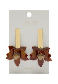 Brązowe kolczyki w kształcie kwiatów z żywicy z prostokątnymi elementami w złotym odcieniu. Kwiaty mają warstwowe płatki i gładkie wykończenie, zawieszone na kartoniku.