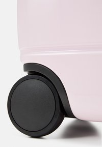 Guess CORE - Kovček na kolesih - ballet pink