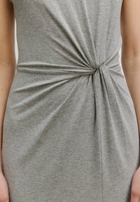 Graues Kleid aus weichem Stoff, mit einem verdrehten Knoten-Detail in der Taille, sanften, drapierten Linien und einer taillierten Silhouette.
