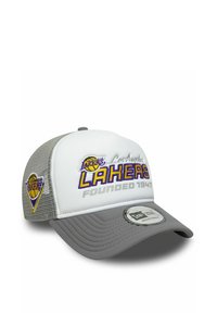 Cap der Los Angeles Lakers mit weißer Vorderseite, grauem Schirm und Netzrücken. Gesticktes Logo und Textdetails in lila und gelb.