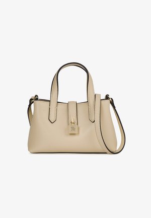 Beżowa skórzana torebka z dwoma uchwytami, odpinanym paskiem na ramię i złotym zamkiem w kształcie kłódki. Gładka faktura, usztywniony kształt oraz kontrastujące czarne wykończenia.