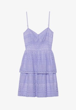 Lila kantjurk met verstelbare spaghettibandjes, gelaagd ontwerp, gestructureerde patronen en semi-doorschijnende stofdetails overal.