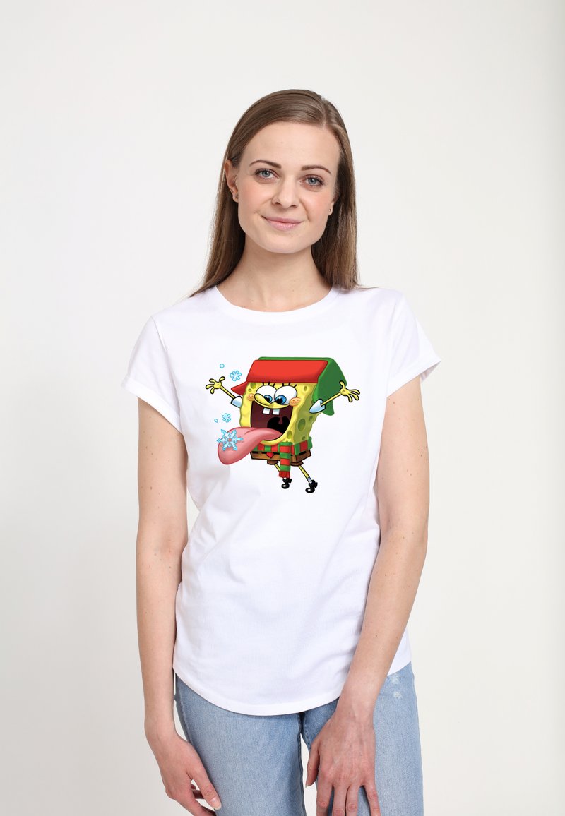 Hvid t-shirt med et farverigt tegneserie-graphic af en firkantet svamp iført en rød hat og ternede shorts, med overdrevne ansigtstræk.