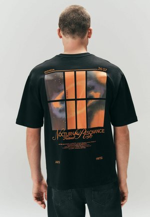 RELAXED FIT - GRAPHIC HEAVY WEIGHT - Nyomott mintás póló - black techno