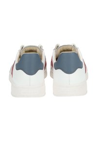 Zapatillas blancas de cuero con acentos en gris en el talón y rayas laterales rojas. Suela de goma texturizada con un patrón de relieve. Diseño clásico de perfil bajo.