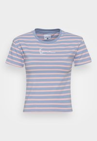 Camiseta de rayas en azul claro y rosa, de manga corta, con cuello redondo, que presenta un logo blanco en el pecho. Material de algodón suave.