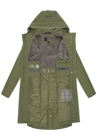 Parka vert à capuche avec doublure intérieure douce, plusieurs poches intérieures, fermetures éclair et boutons-pression, et étiquette de marque à l'intérieur.