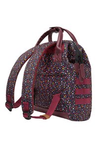 Blumenmuster-Rucksack aus dunkelrot fabric mit Lederakzenten, Reißverschluss, gepolsterten Trägern und Seitenriemen für zusätzlichen Halt.